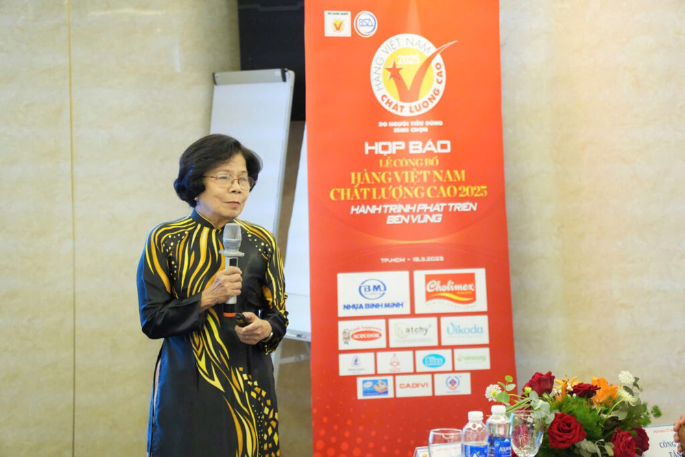 Bà Vũ Kim Hạnh, Chủ tịch Hội DN HVNCLC, phát biểu tại buổi họp báo.