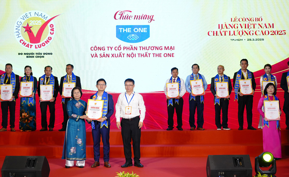 Ông Nguyễn Hoàng Minh – đại diện Công ty CP TM&SX Nội thất The One nhận Chứng nhận Hàng Việt Nam chất lượng cao do người tiêu dùng bình chọn năm 2025