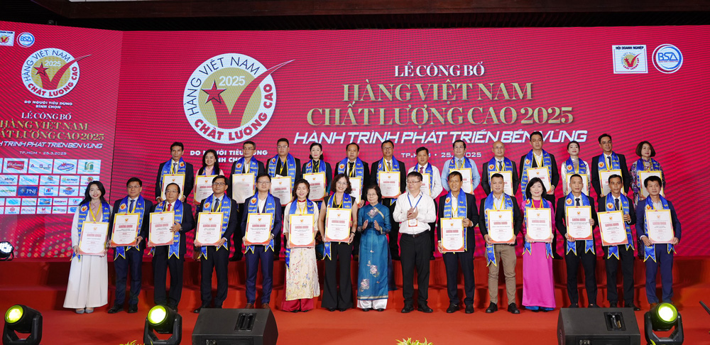 Đại diện các doanh nghiệp Hàng Việt Nam chất lượng cao được vinh danh trong Lễ công bố